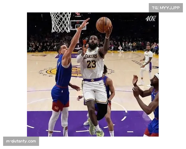 战术镜头：湖人首次祭出“三后卫”前置防守，短暂打乱掘金进攻节奏